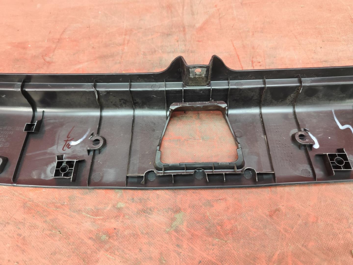 Кожух замка багажника