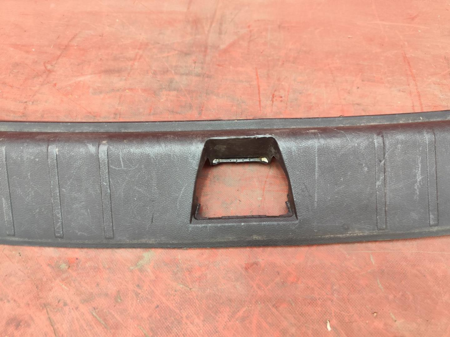 Кожух замка багажника