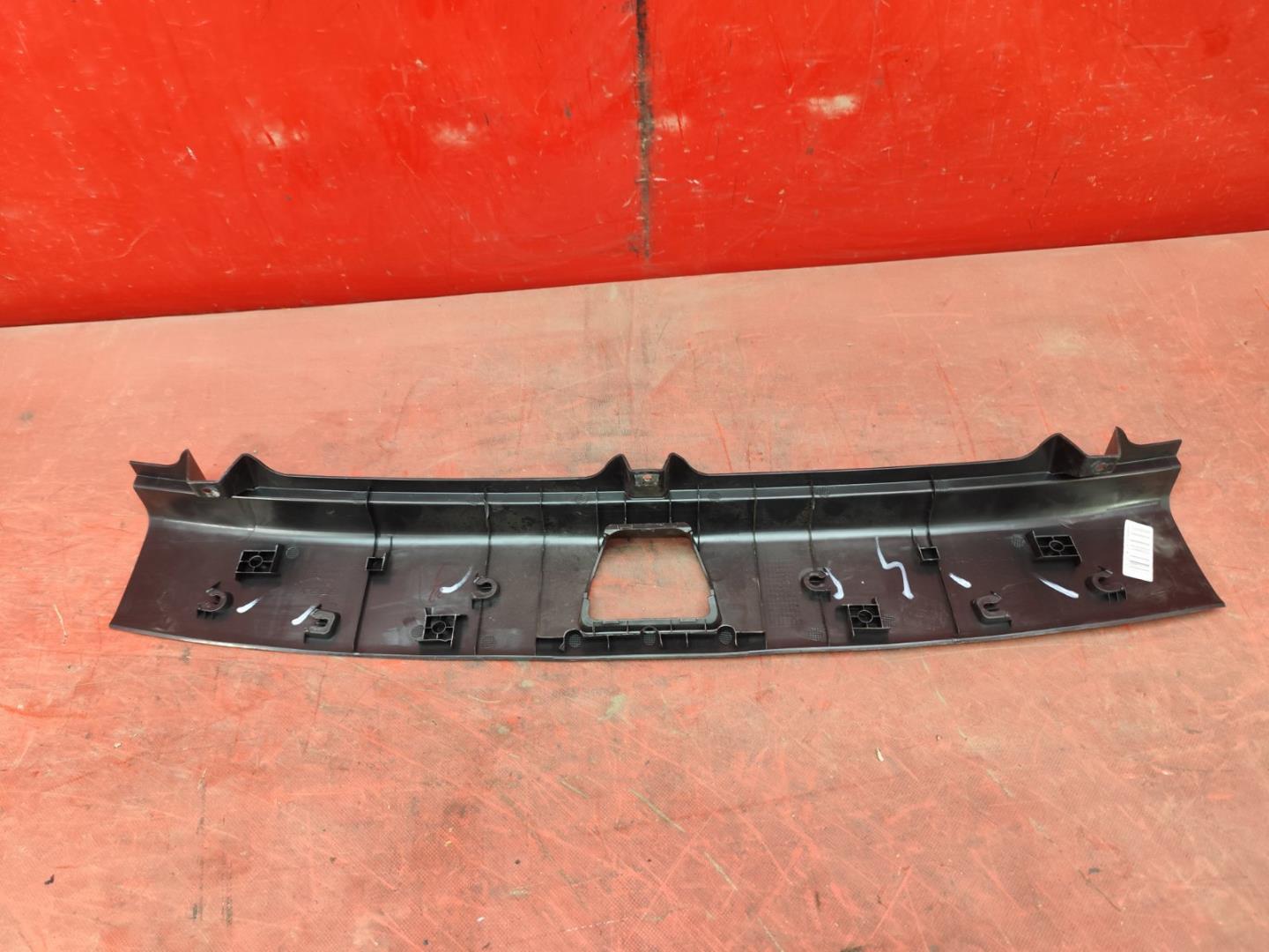 Кожух замка багажника