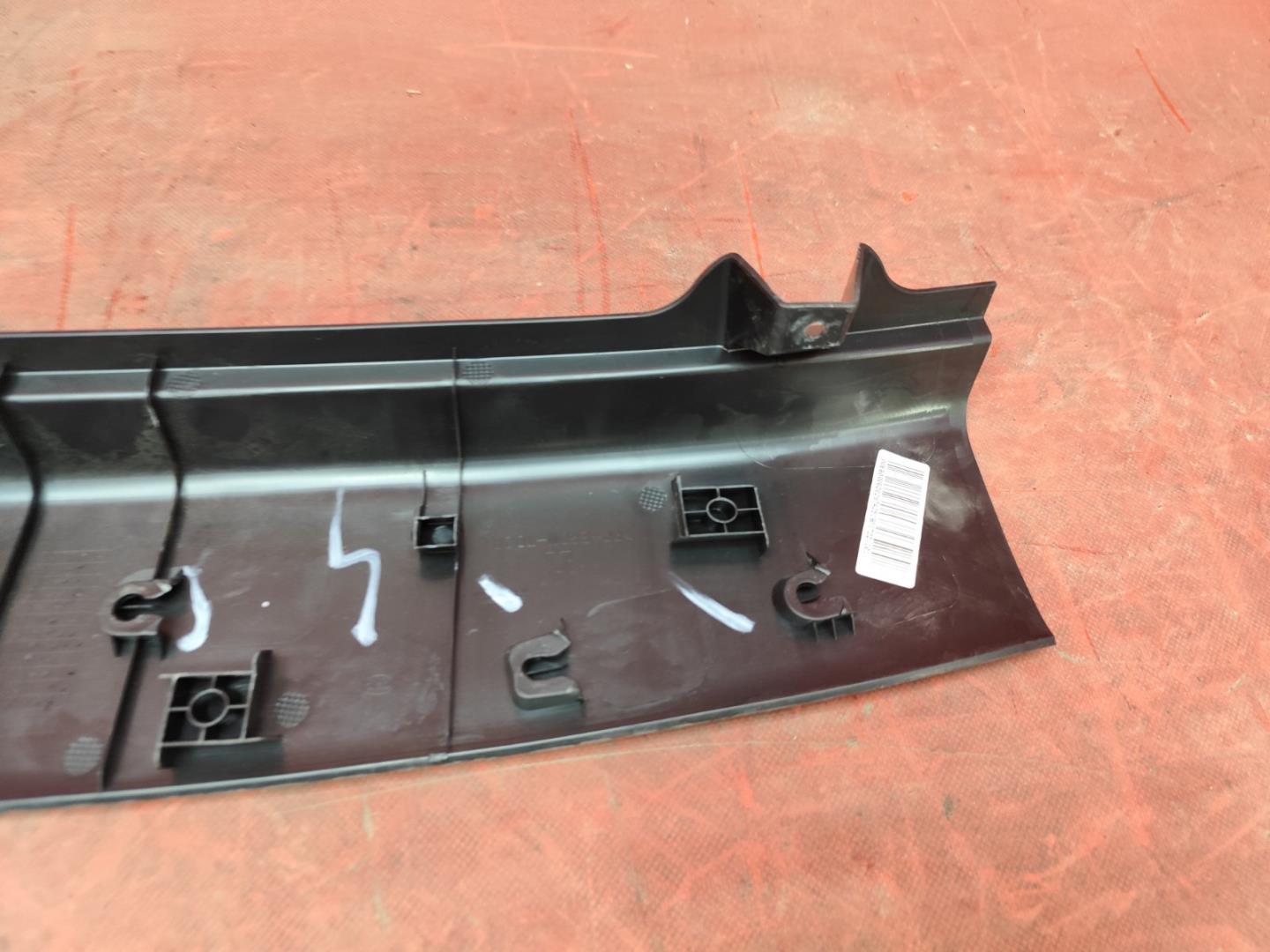 Кожух замка багажника