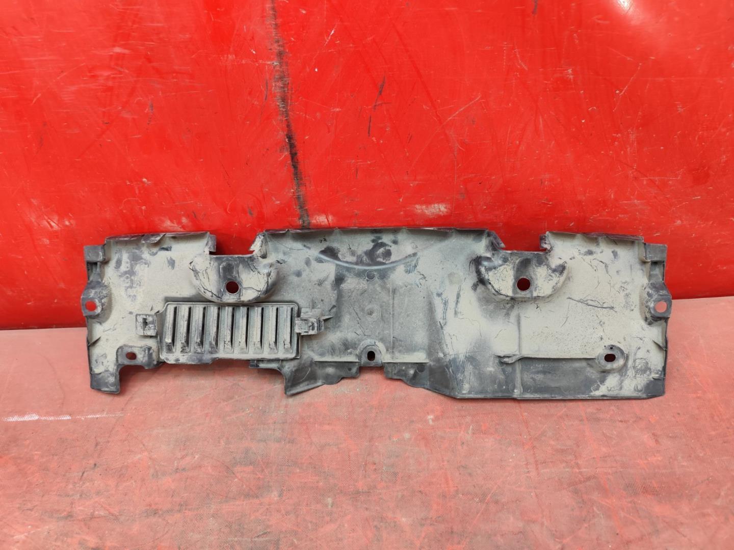 Кожух замка капота