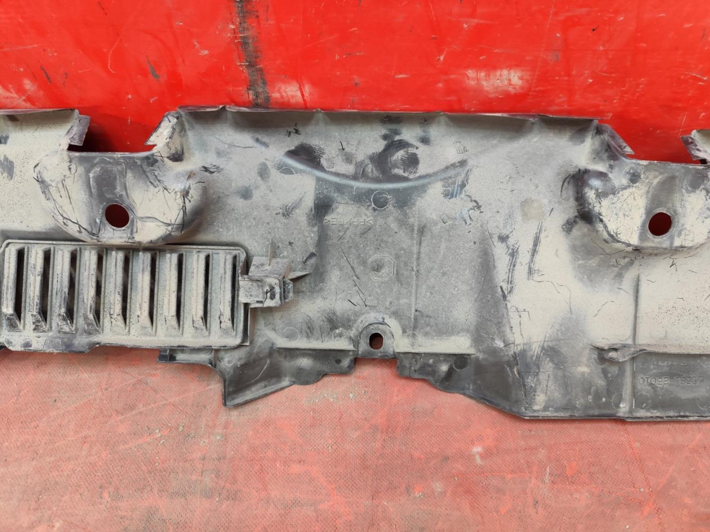 Кожух замка капота