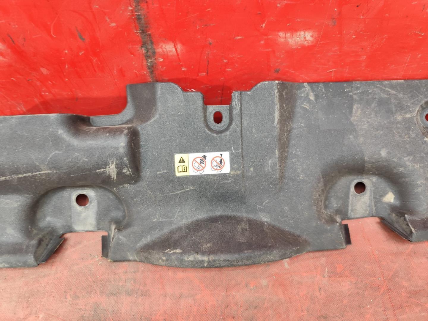 Кожух замка капота