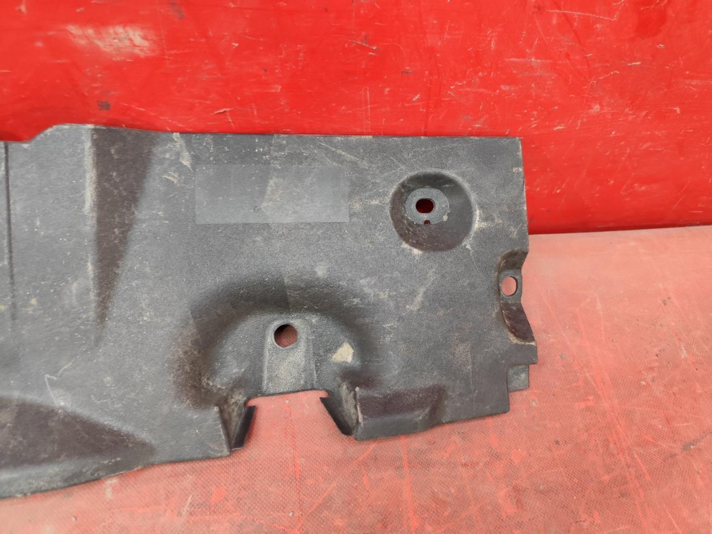 Кожух замка капота