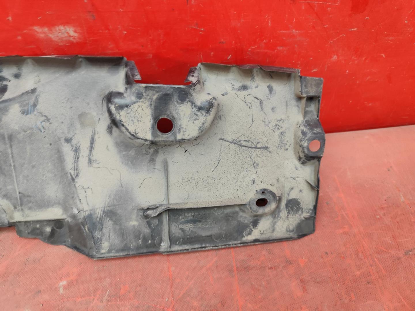 Кожух замка капота