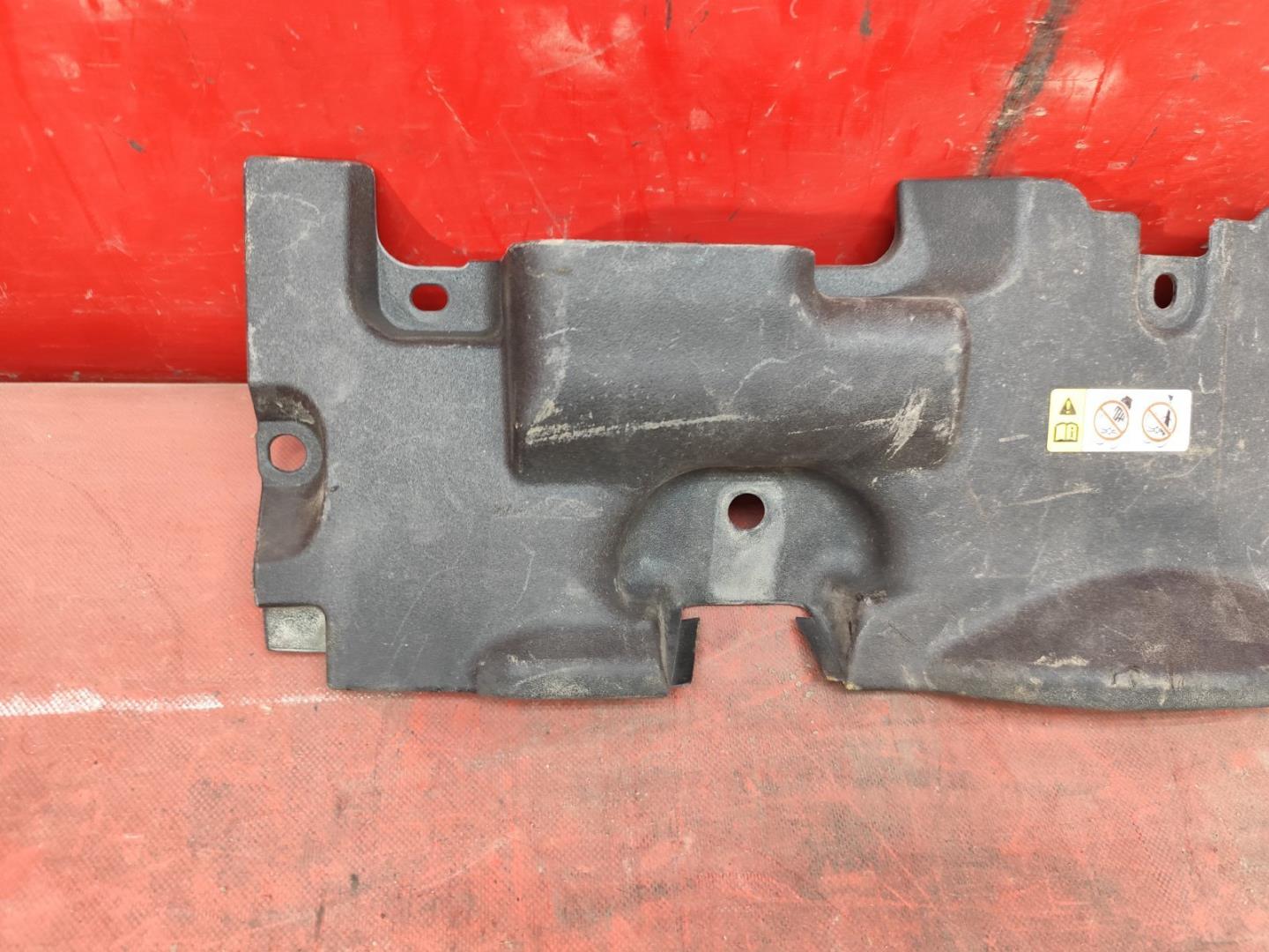 Кожух замка капота