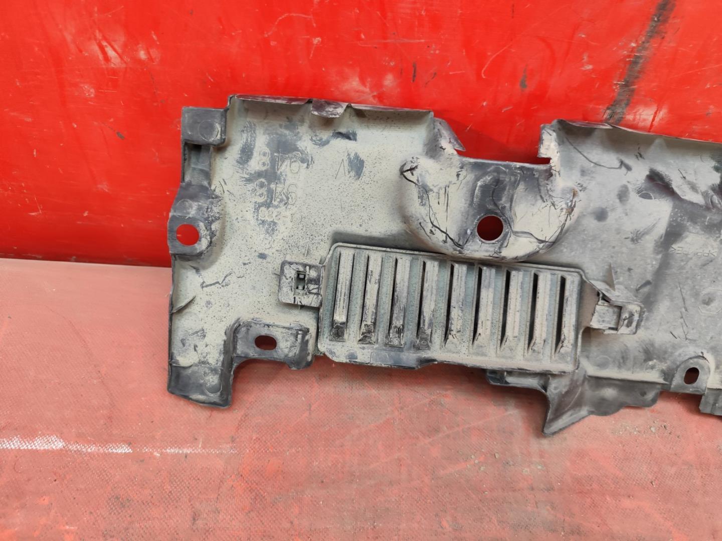 Кожух замка капота