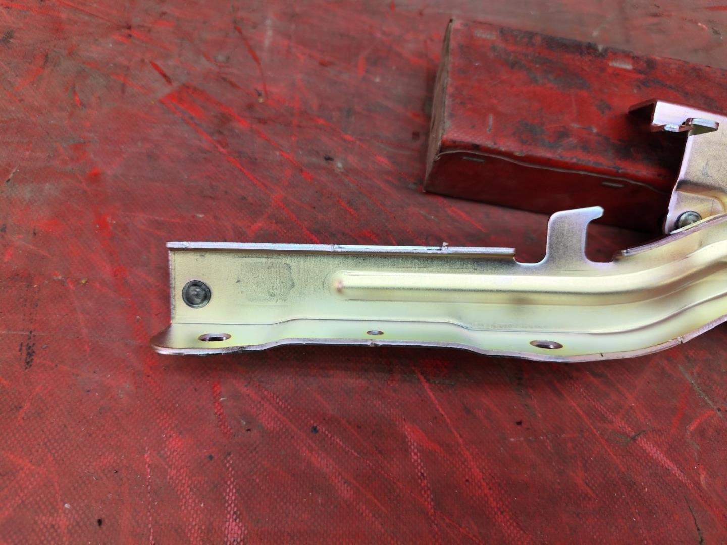 Петля капота