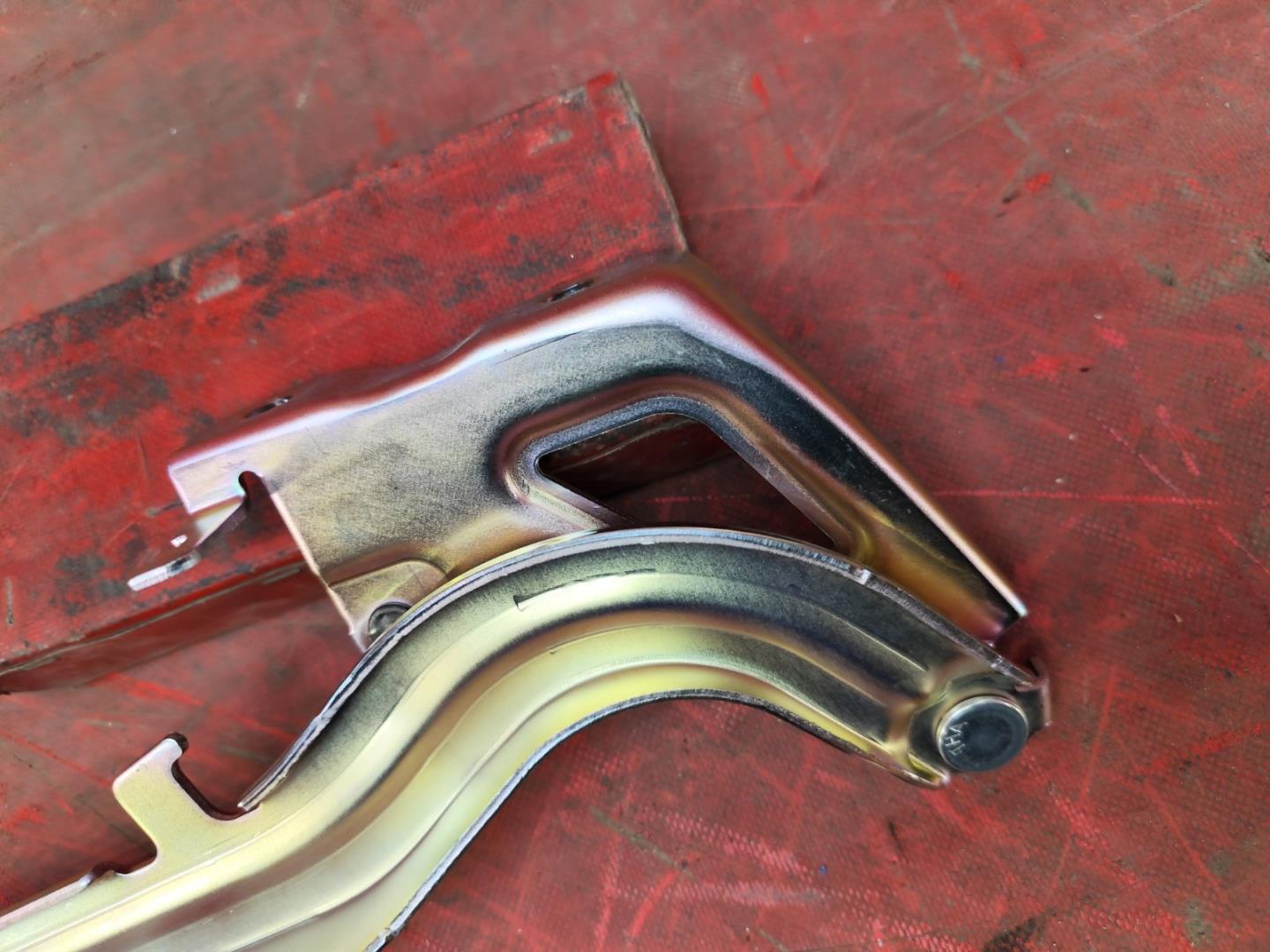 Петля капота