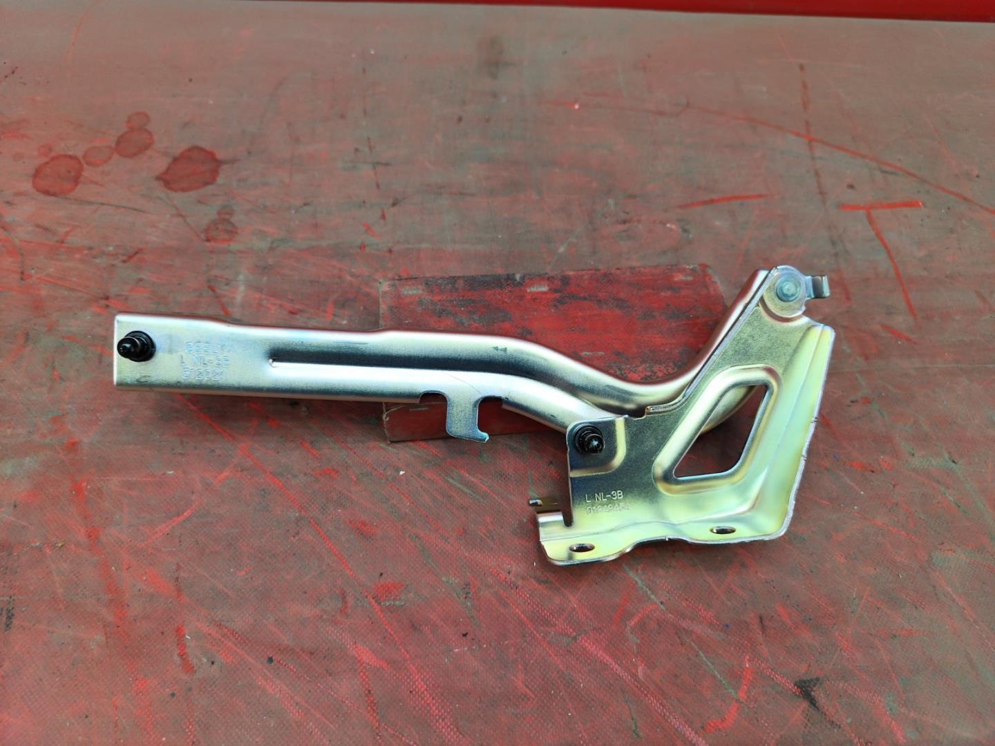 Петля капота