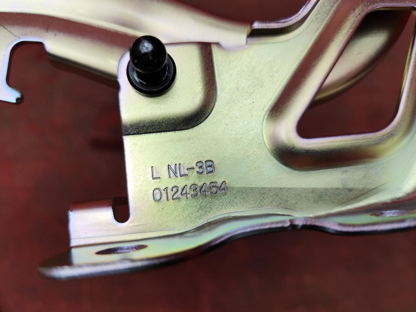 Петля капота