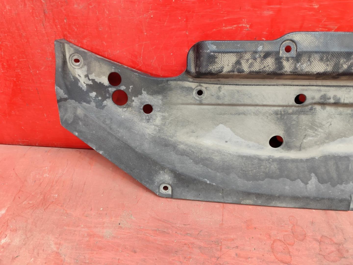 Кожух замка капота