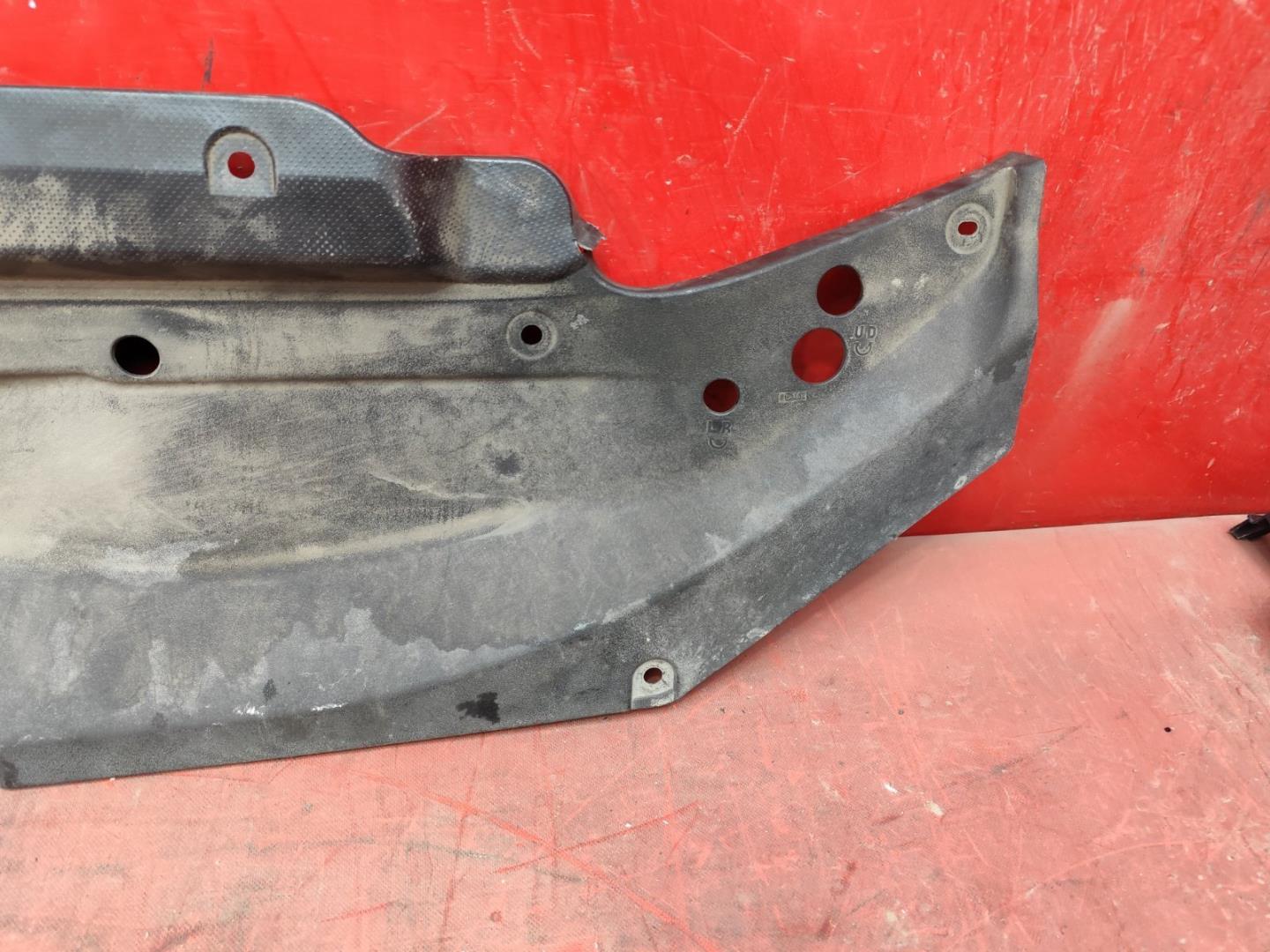 Кожух замка капота