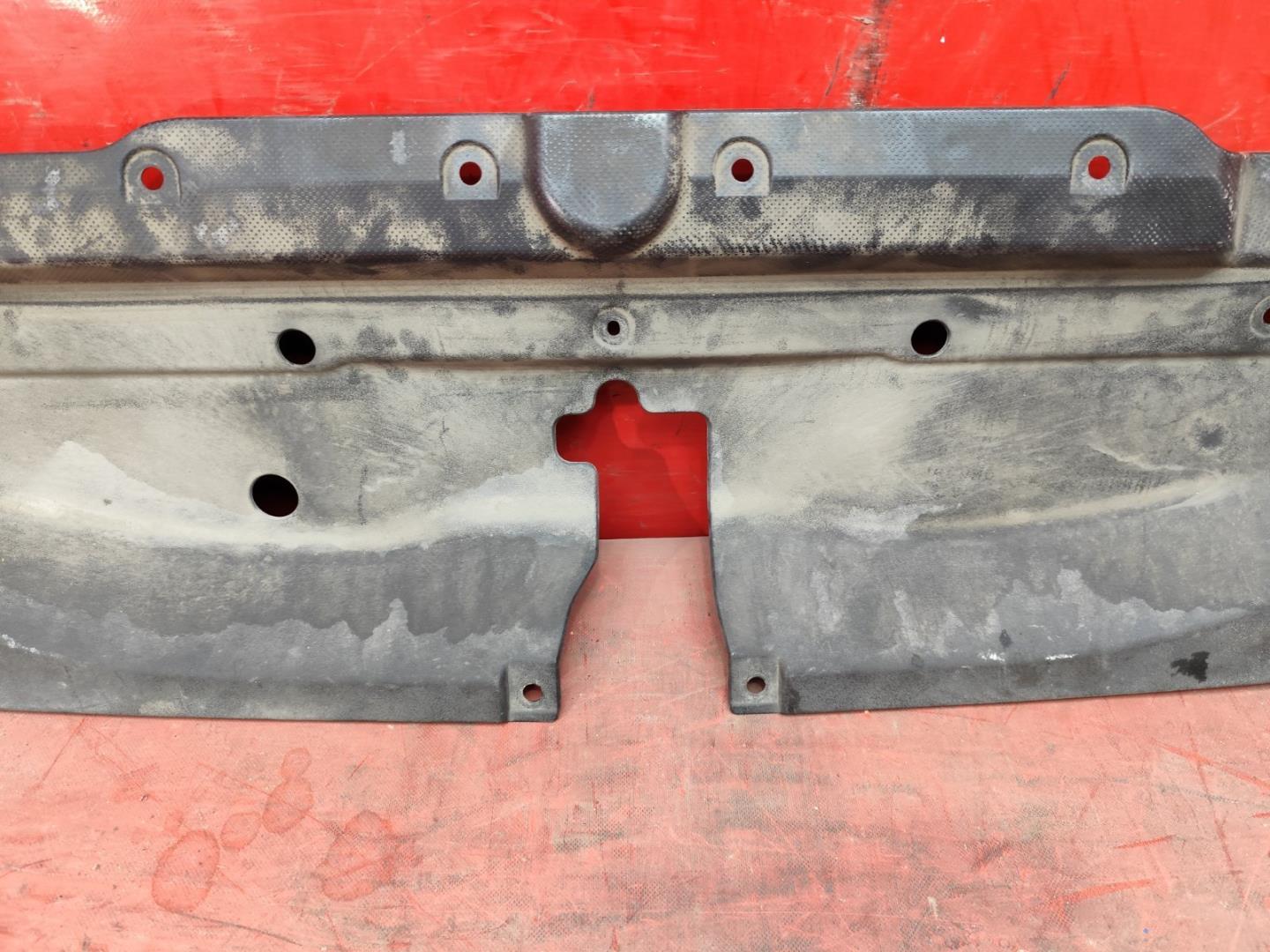 Кожух замка капота