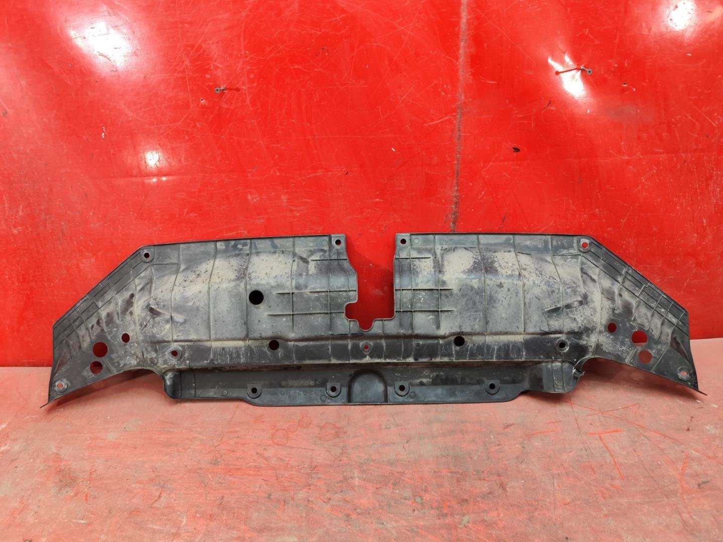 Кожух замка капота