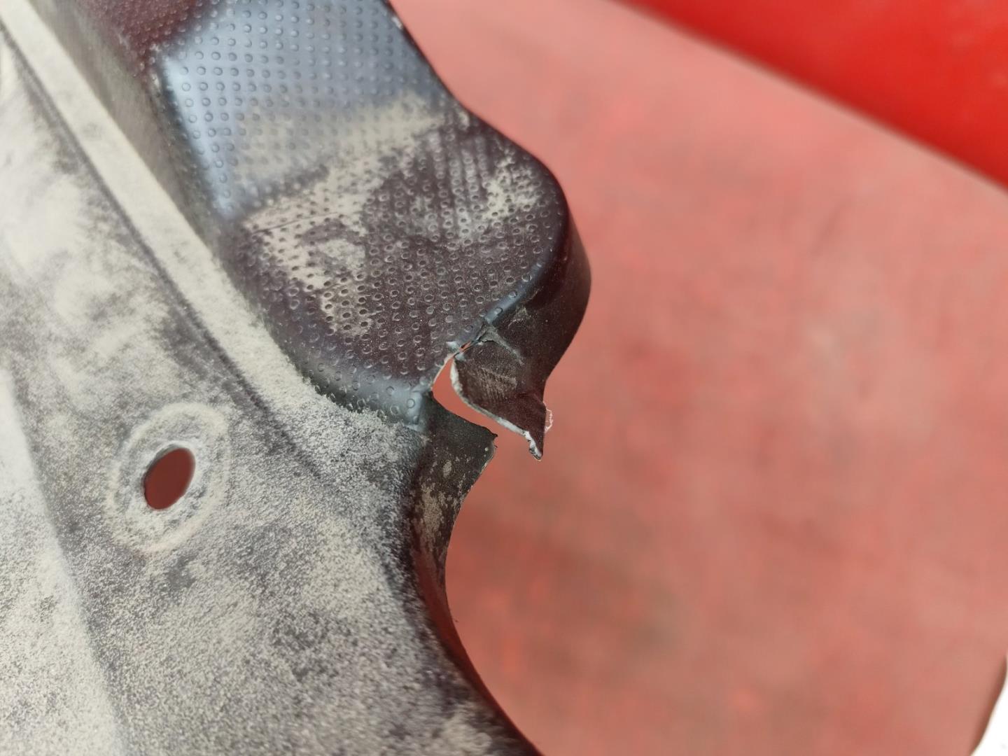 Кожух замка капота