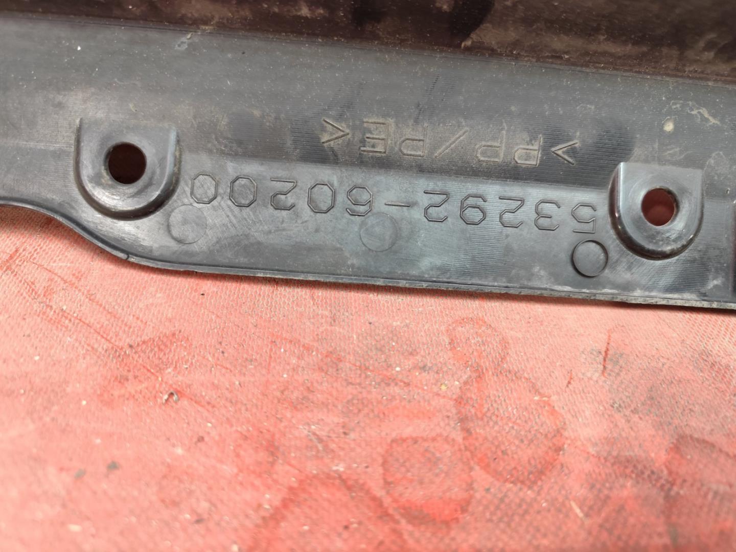 Кожух замка капота