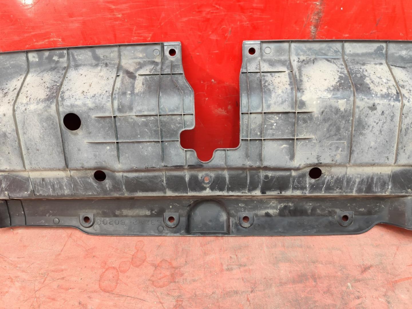 Кожух замка капота