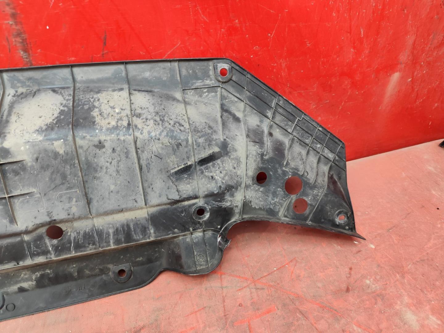 Кожух замка капота