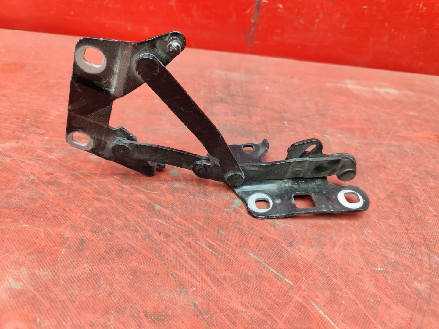 Петля капота