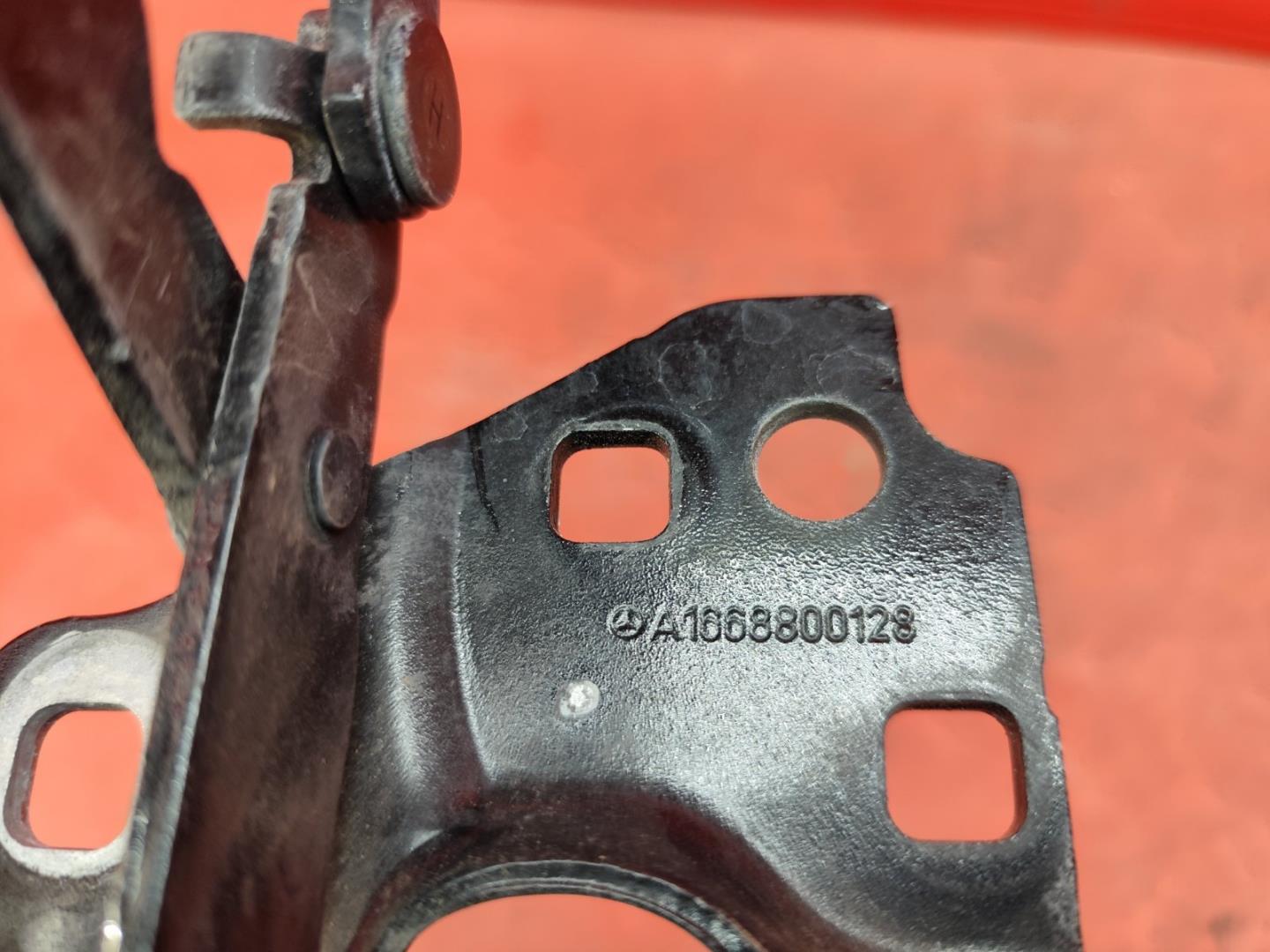 Петля капота