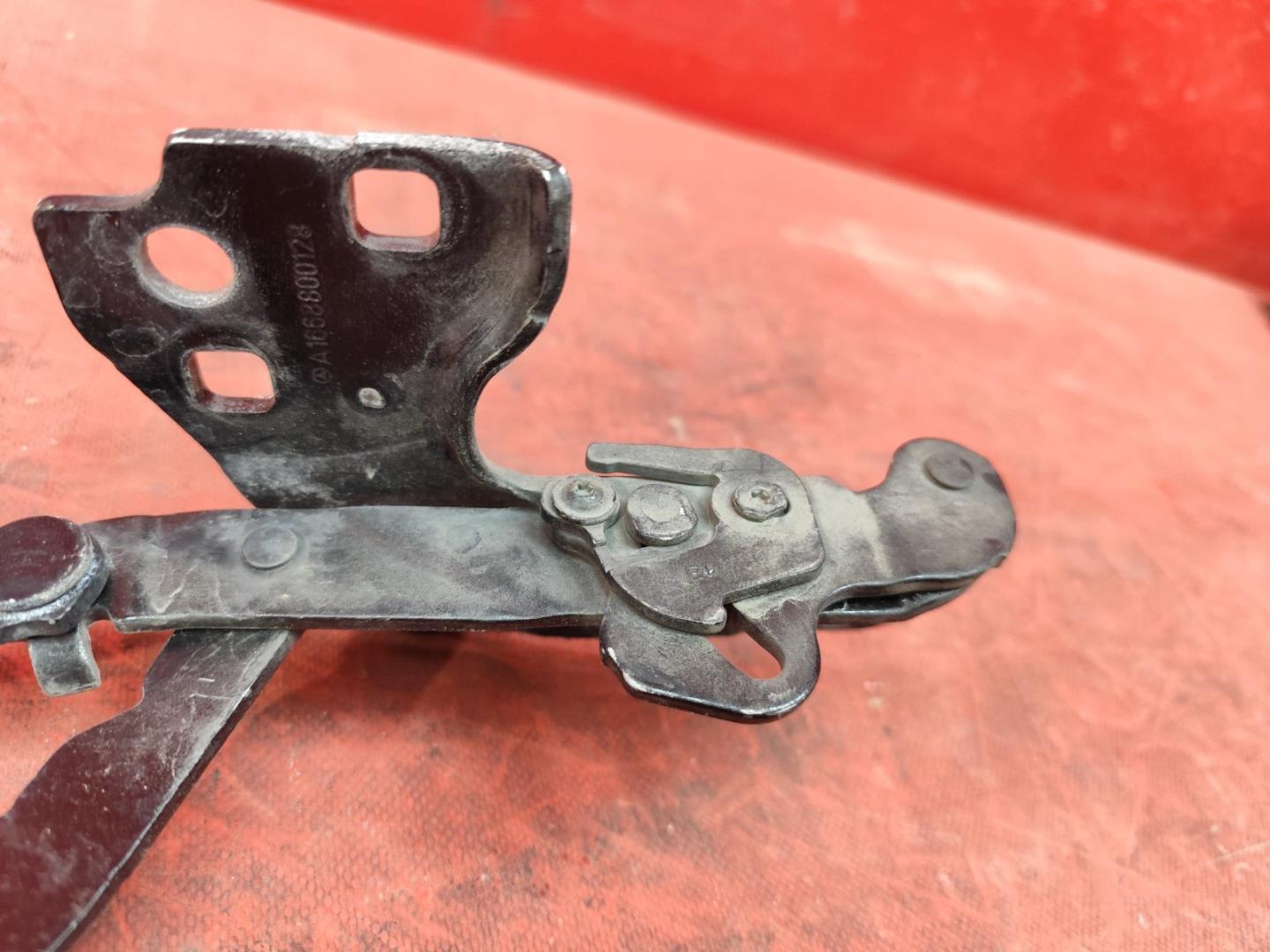 Петля капота