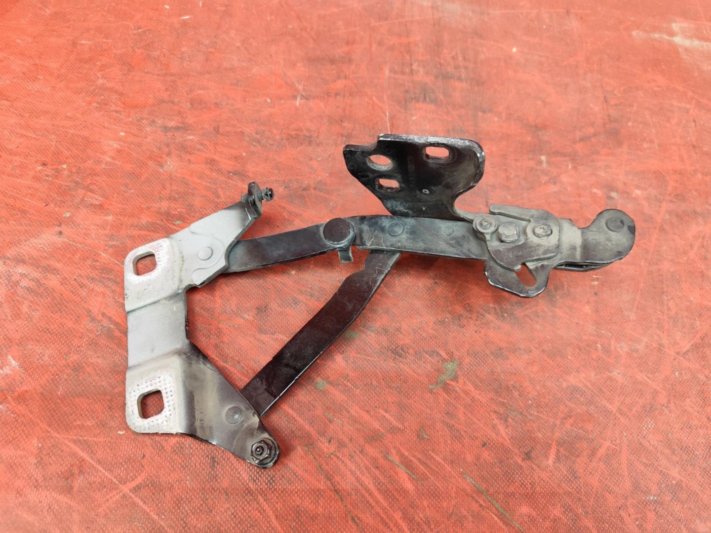 Петля капота