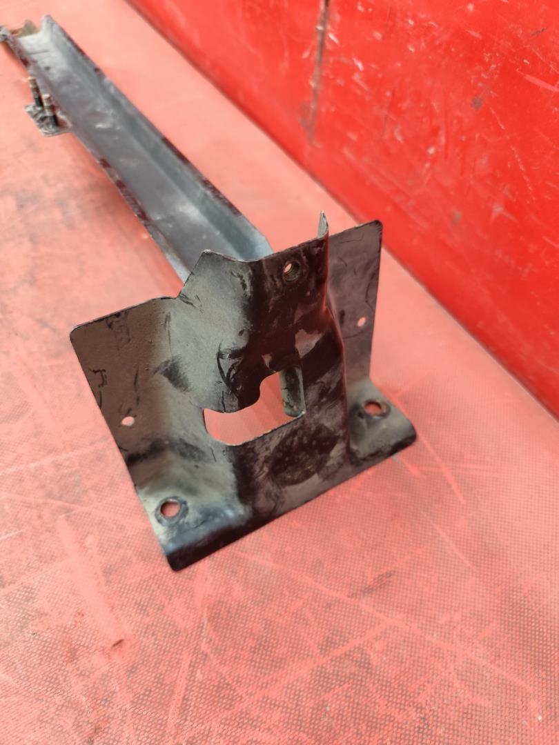 Кронштейн замка капота