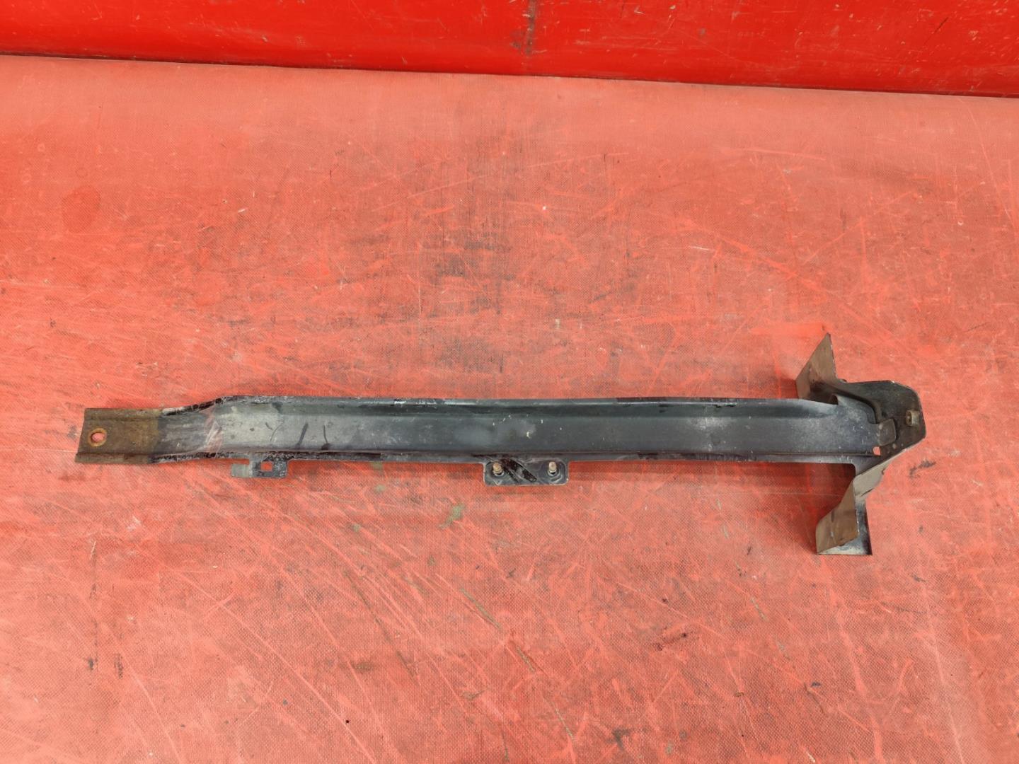 Кронштейн замка капота