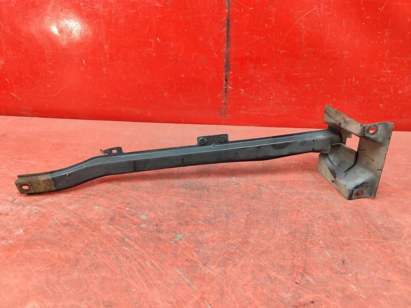 Кронштейн замка капота