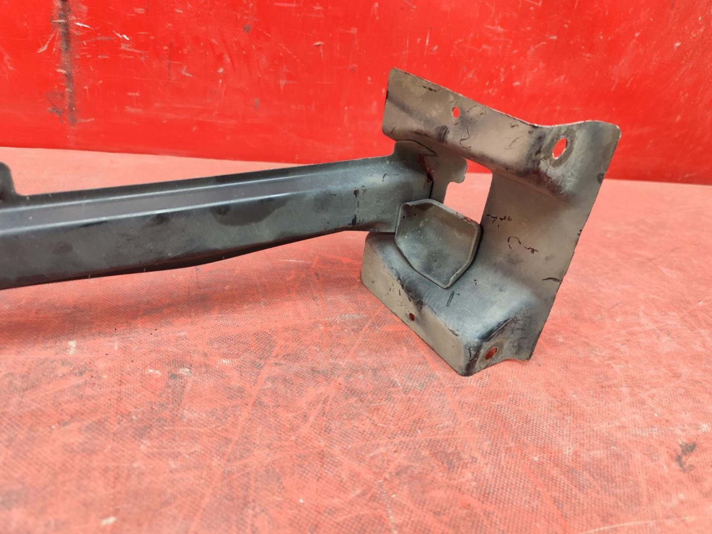 Кронштейн замка капота