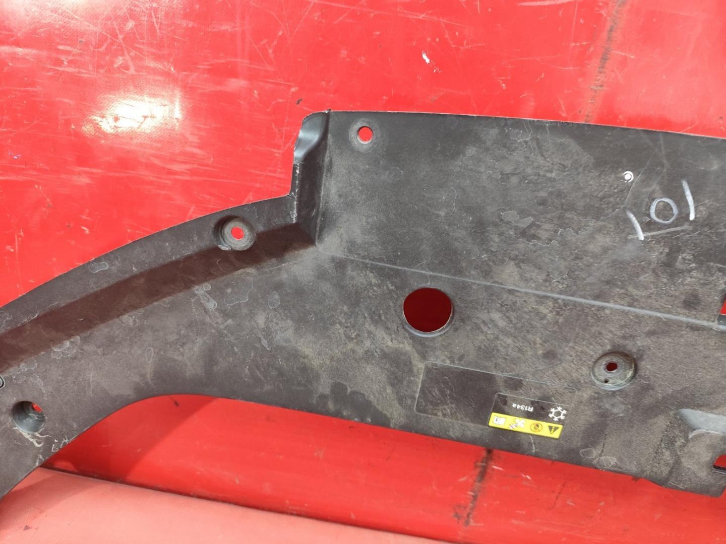 Кожух замка капота