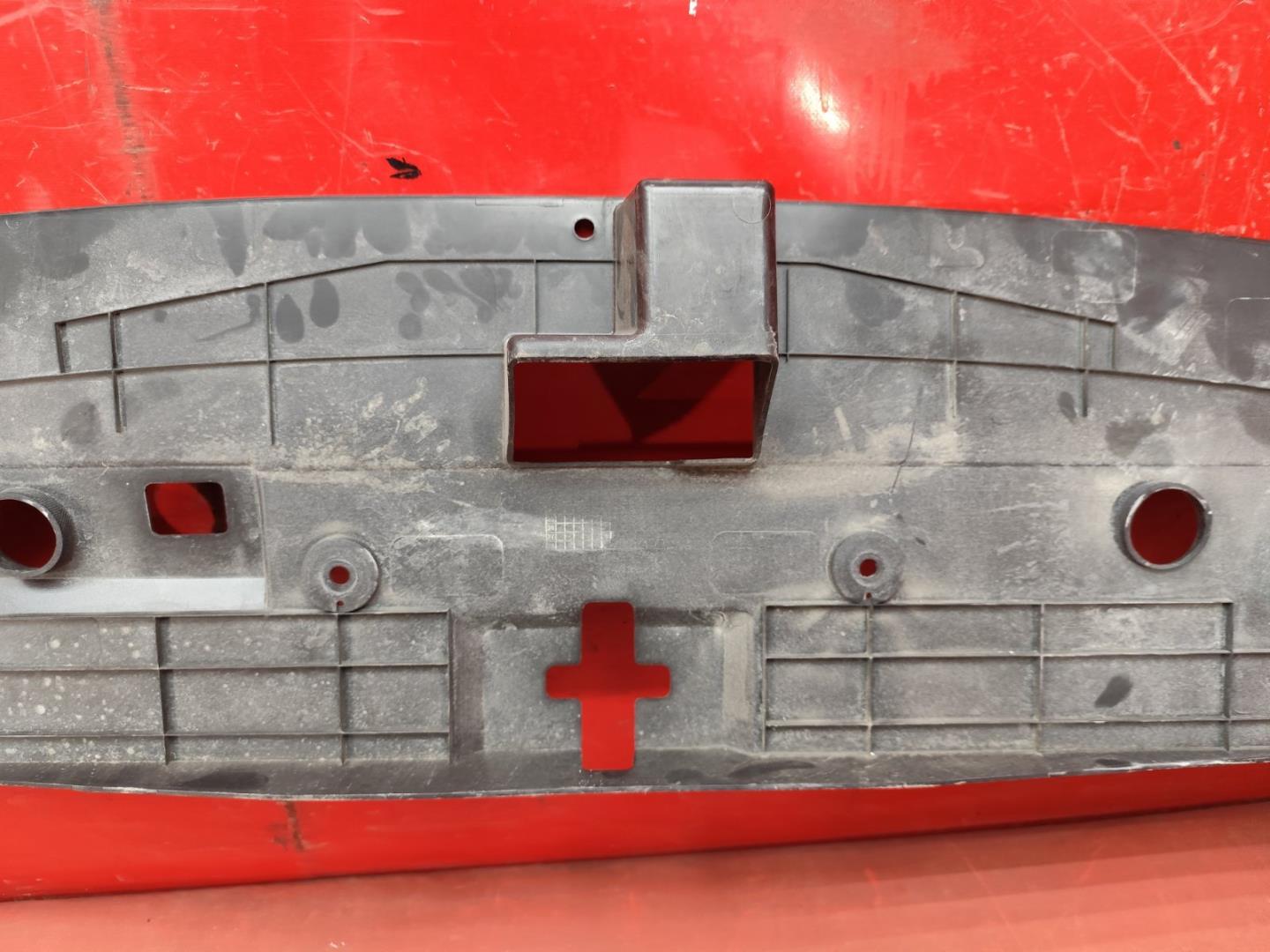 Кожух замка капота