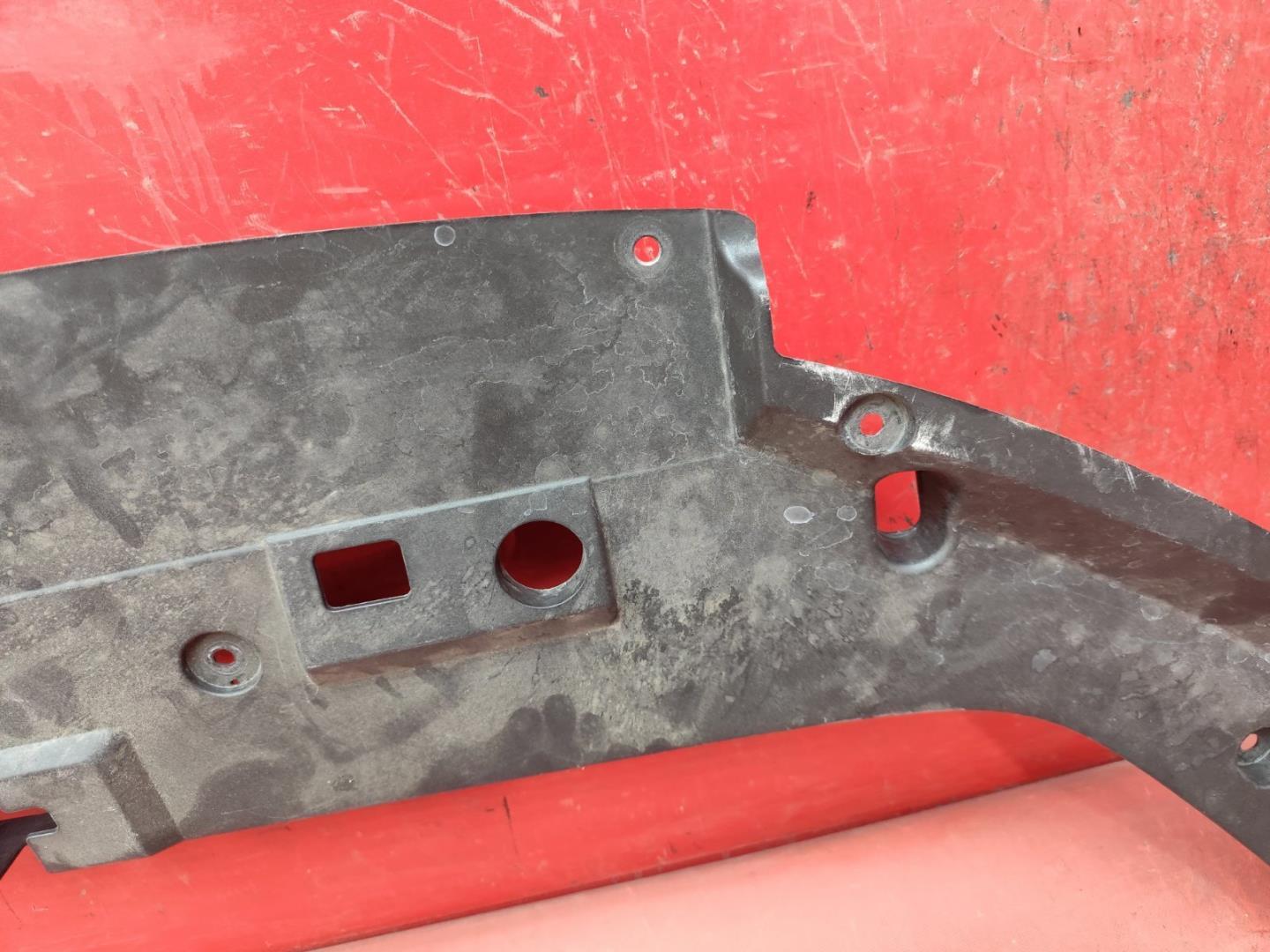 Кожух замка капота