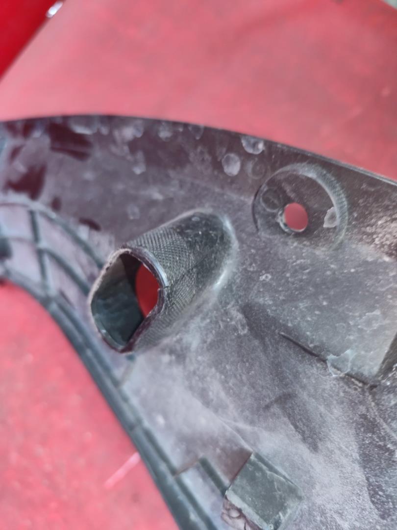 Кожух замка капота