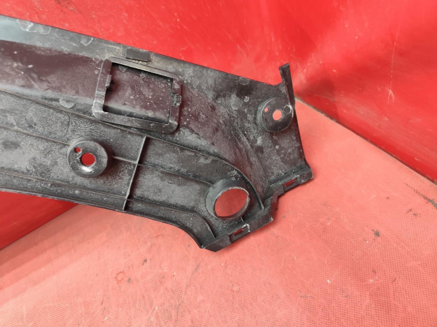 Кожух замка капота