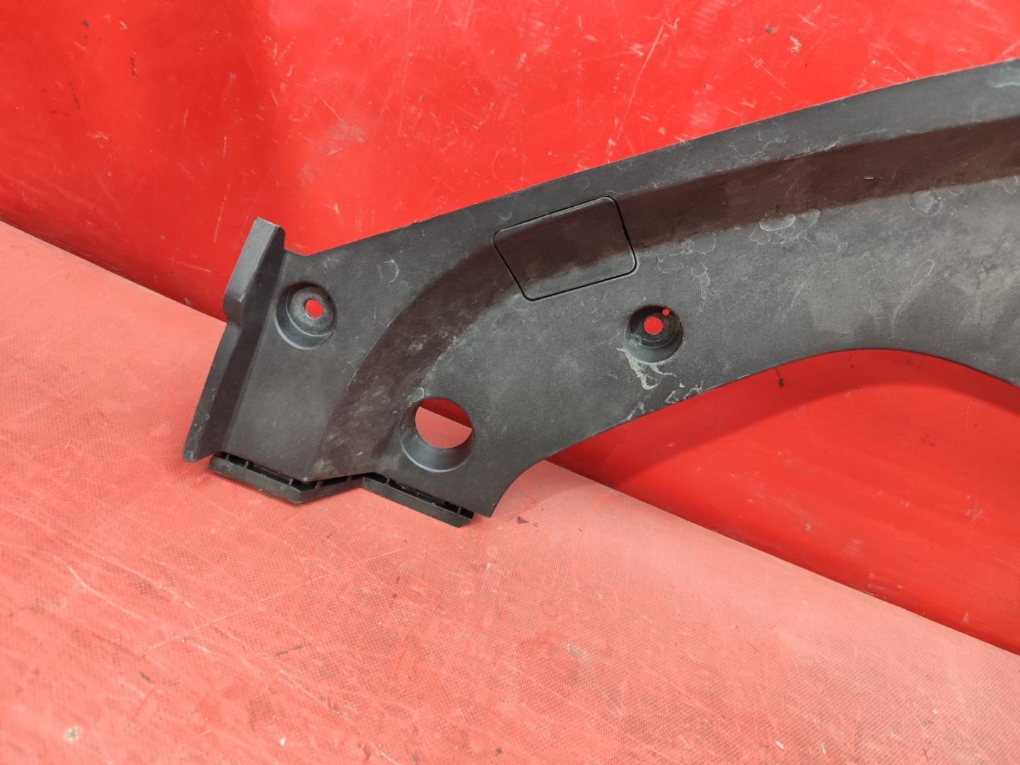 Кожух замка капота