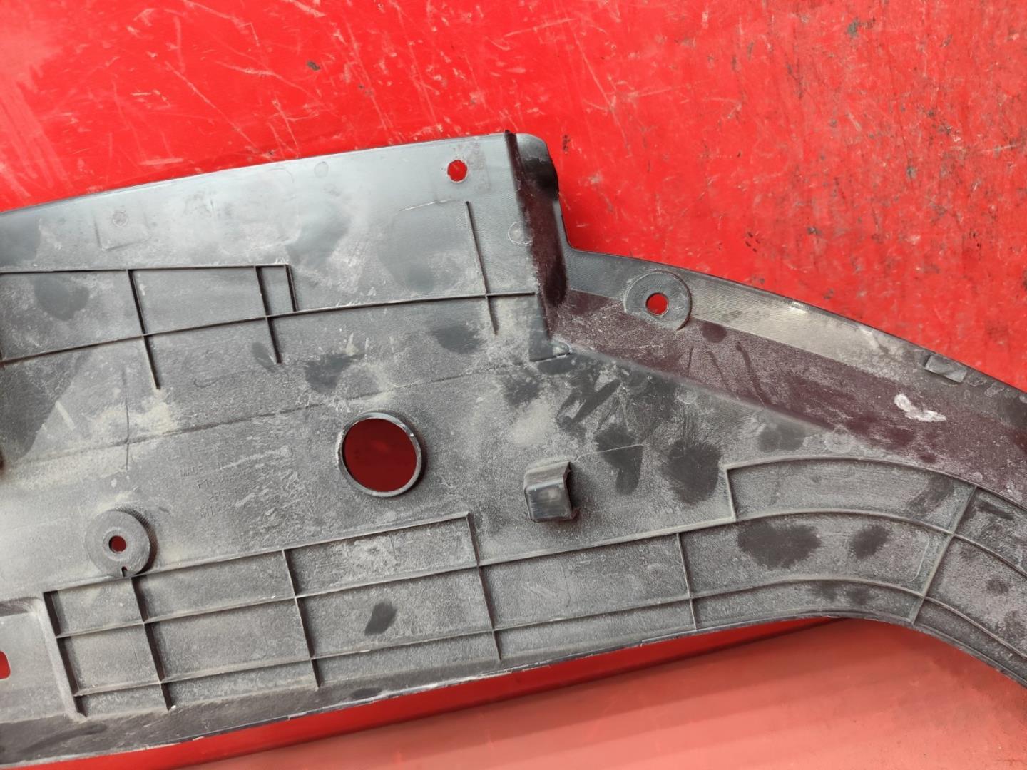 Кожух замка капота