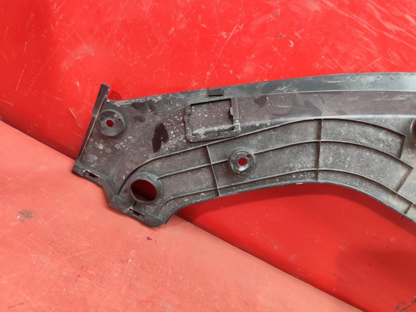 Кожух замка капота