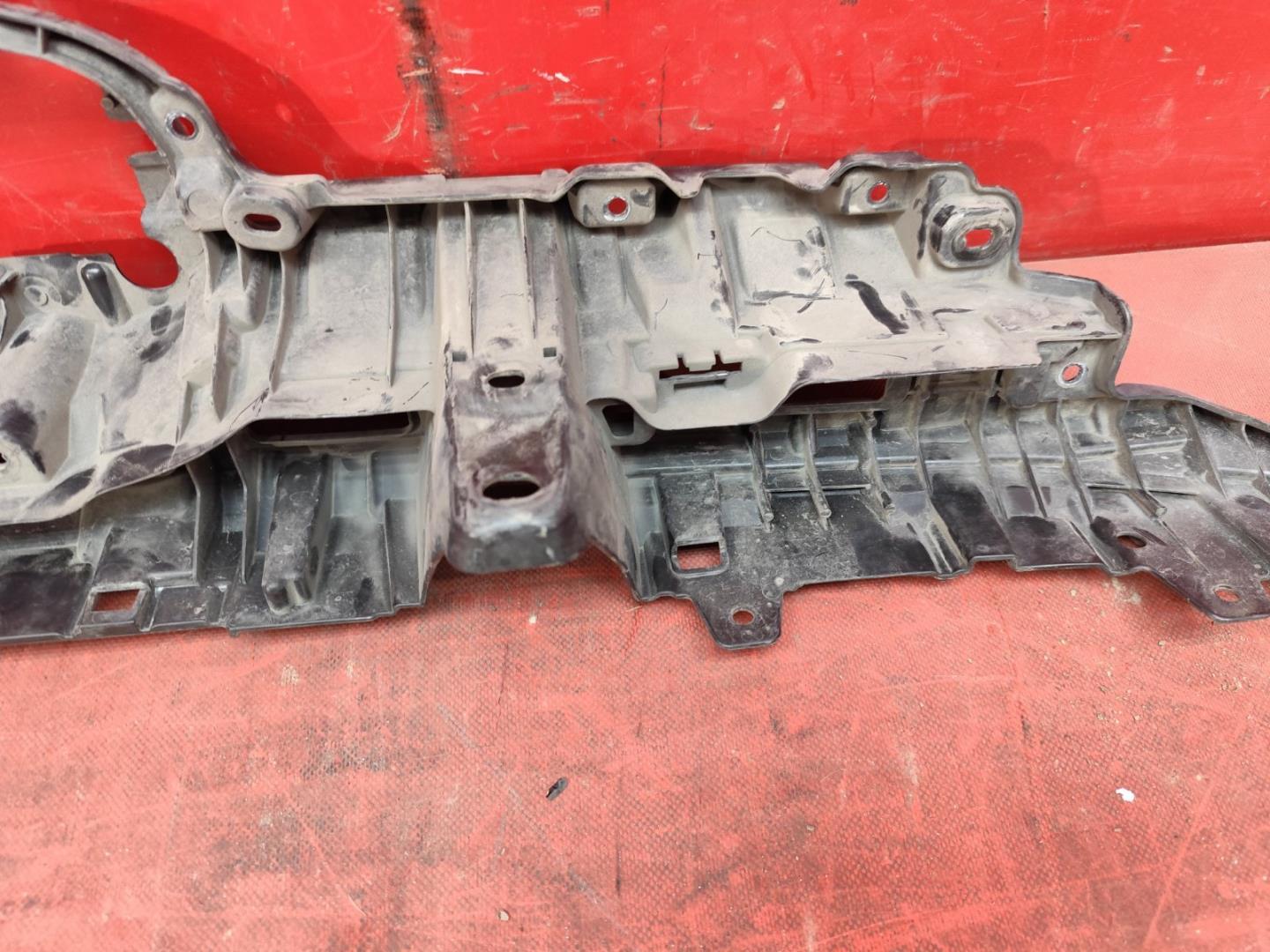 Кронштейн решетки радиатора