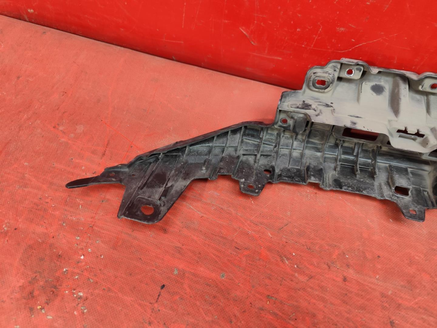 Кронштейн решетки радиатора