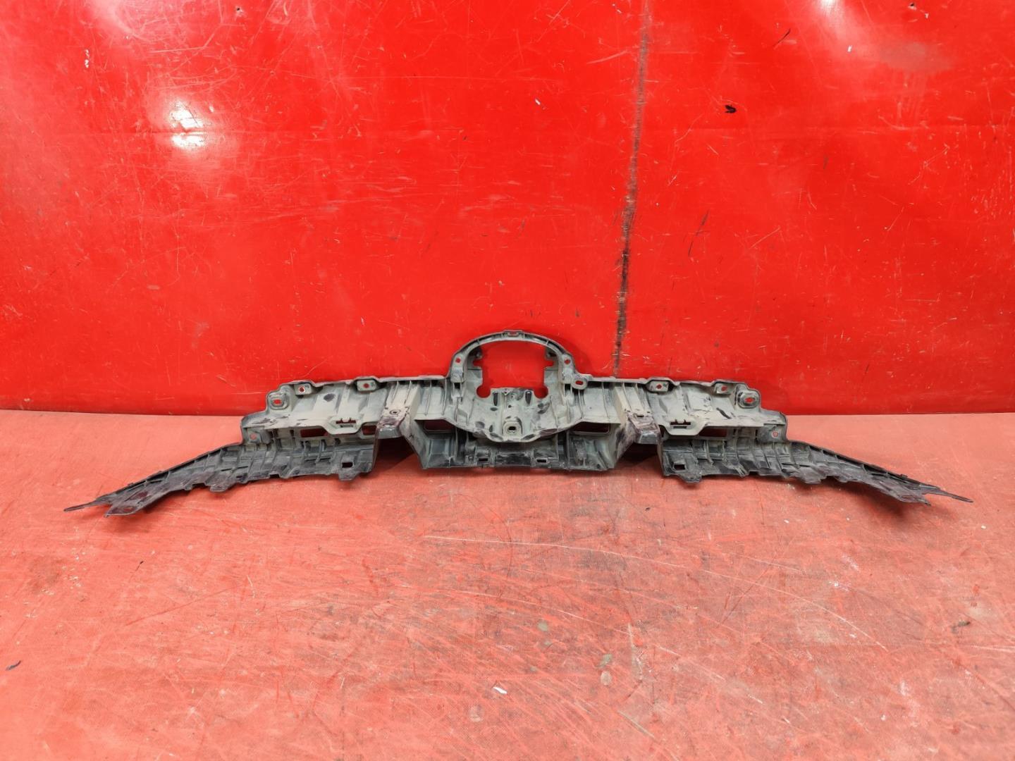 Кронштейн решетки радиатора