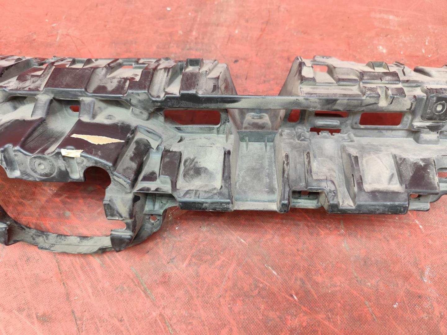 Кронштейн решетки радиатора