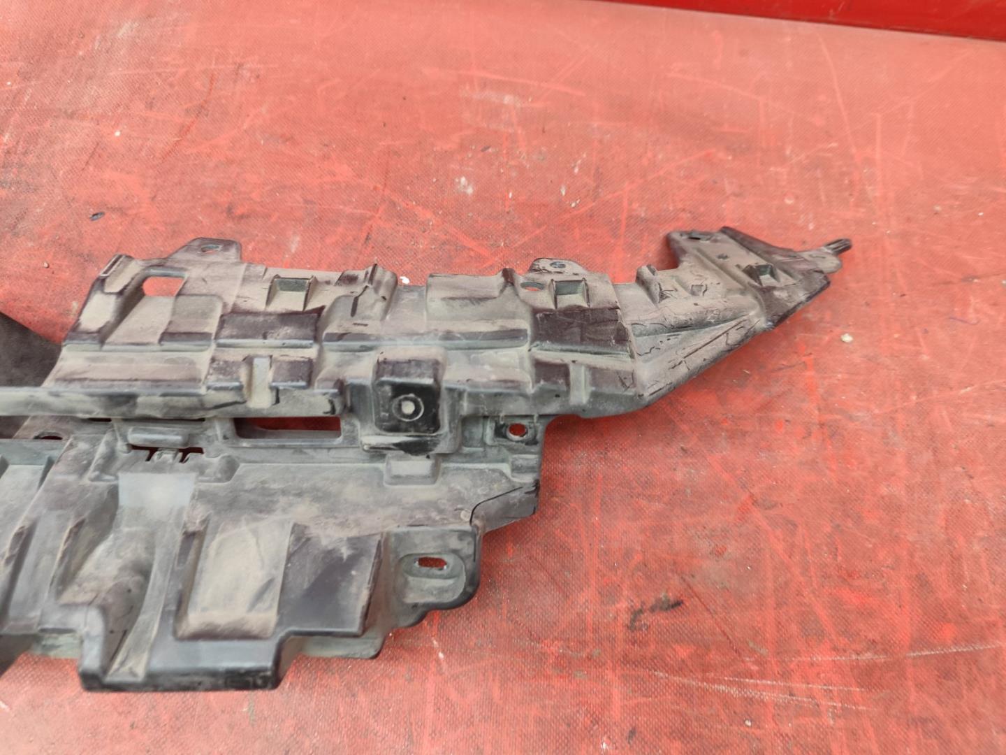 Кронштейн решетки радиатора