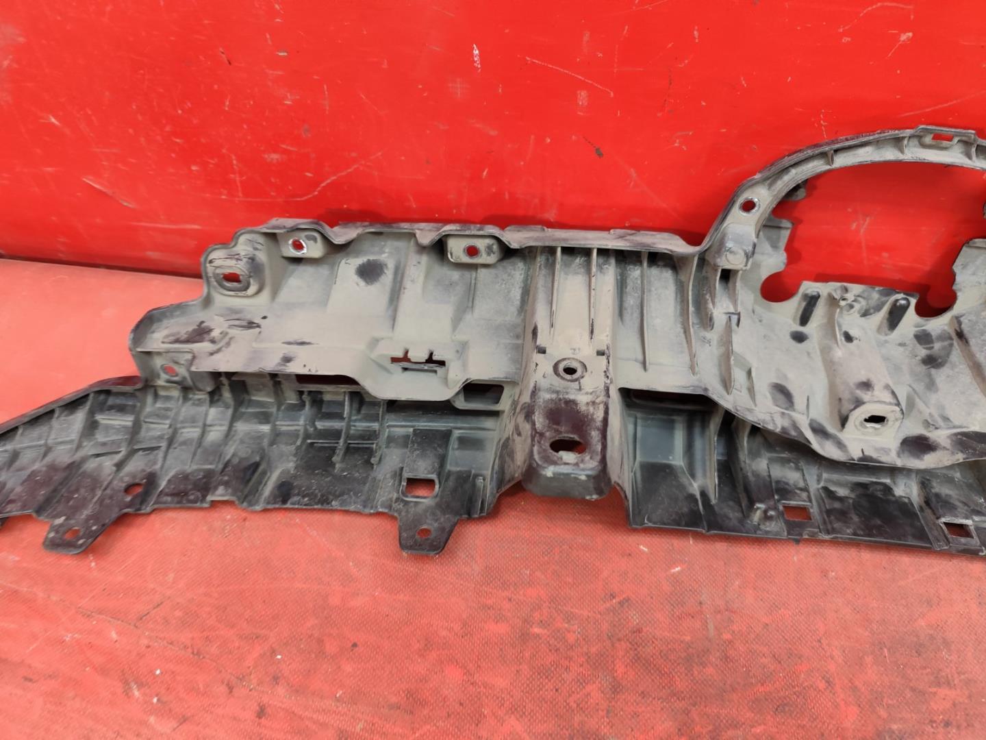 Кронштейн решетки радиатора