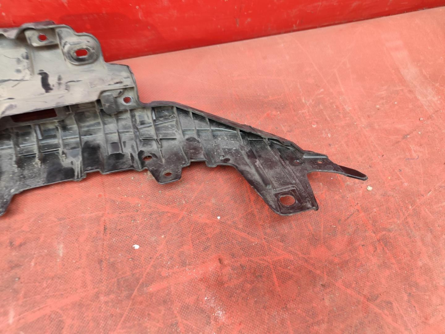 Кронштейн решетки радиатора