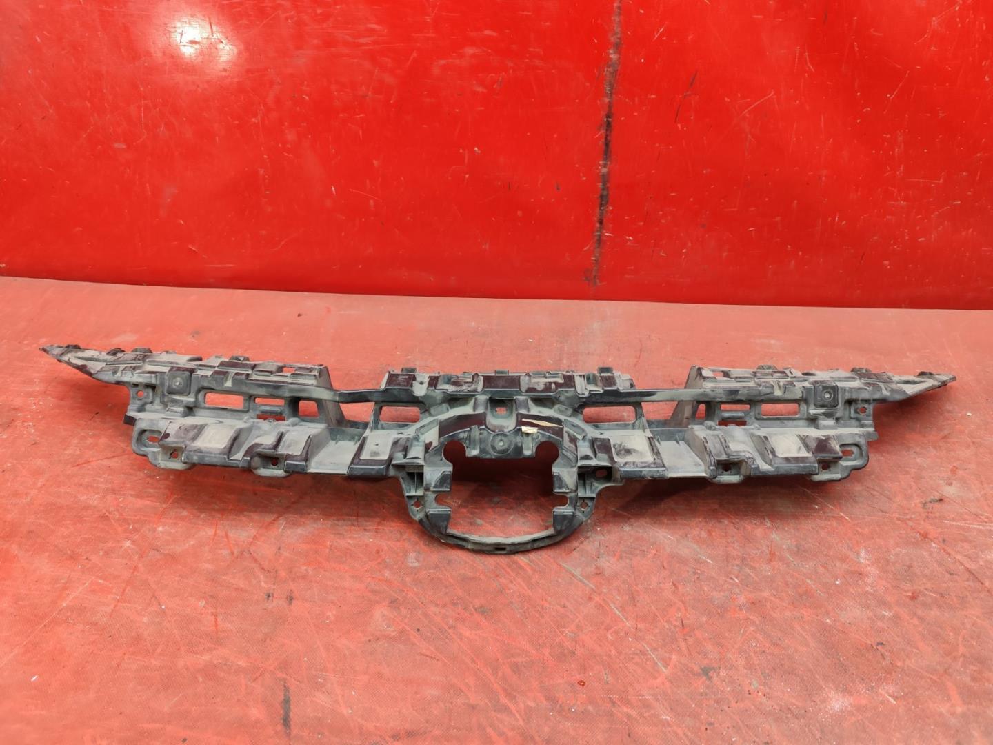 Кронштейн решетки радиатора