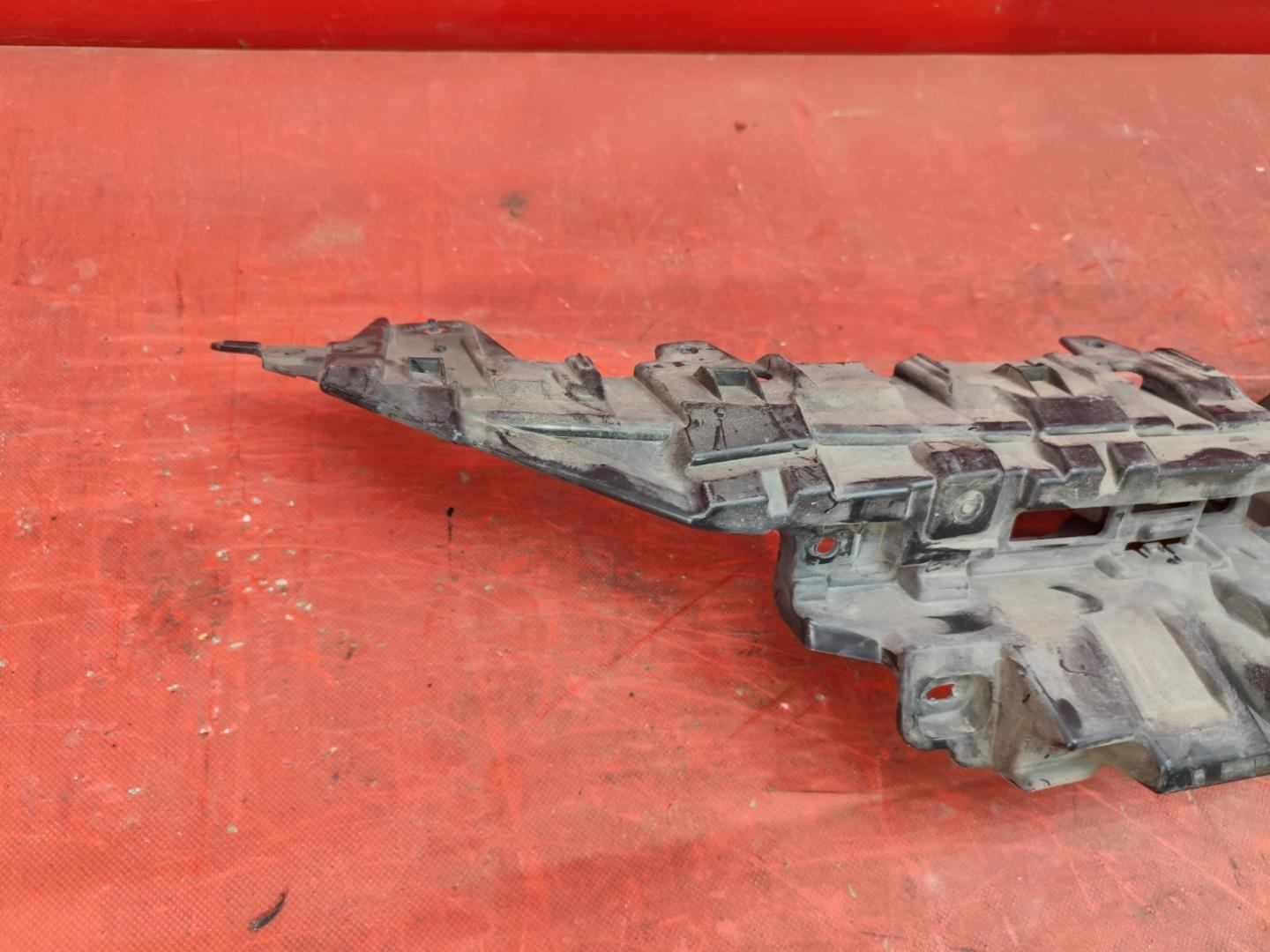 Кронштейн решетки радиатора