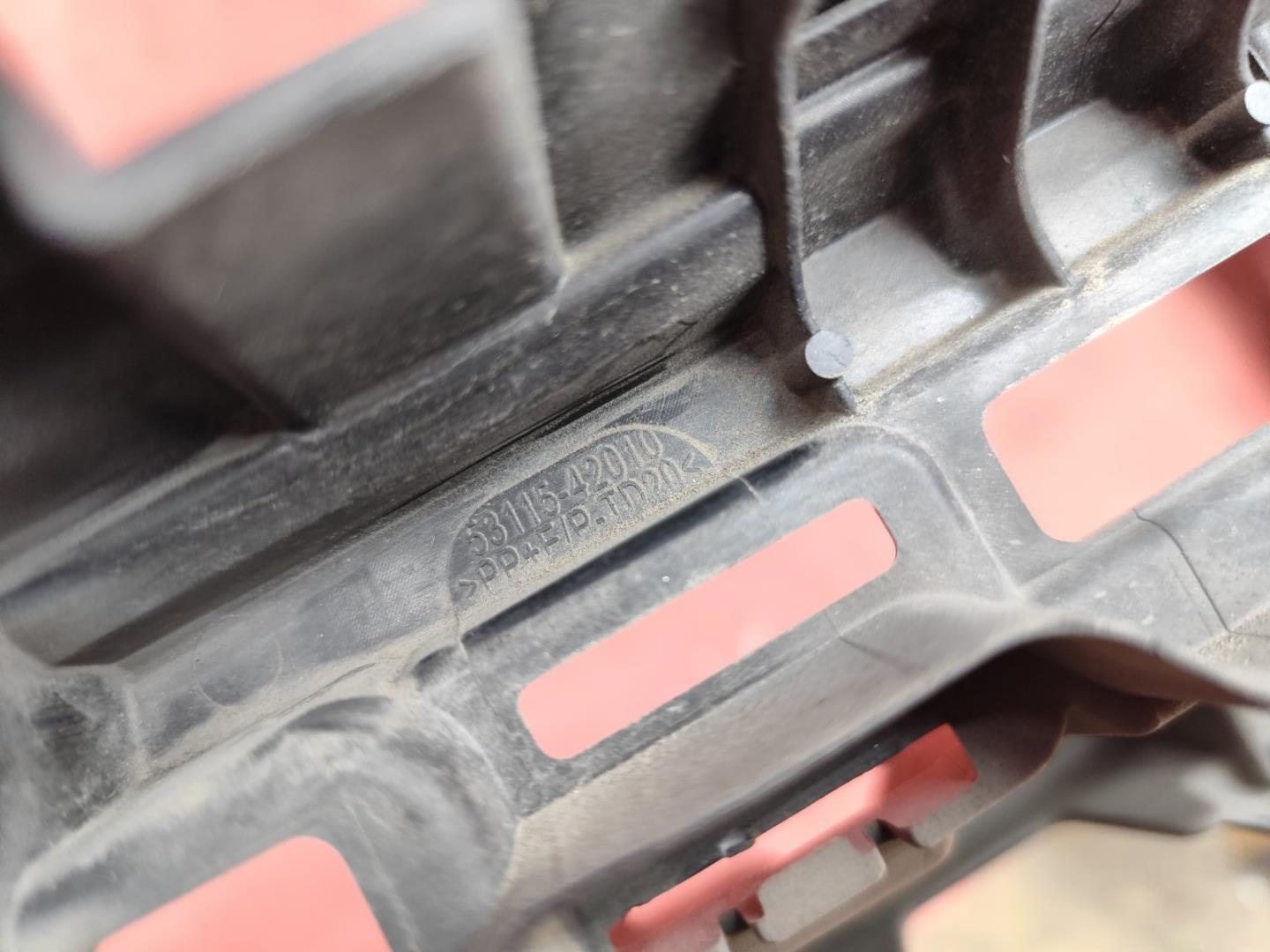 Кронштейн решетки радиатора