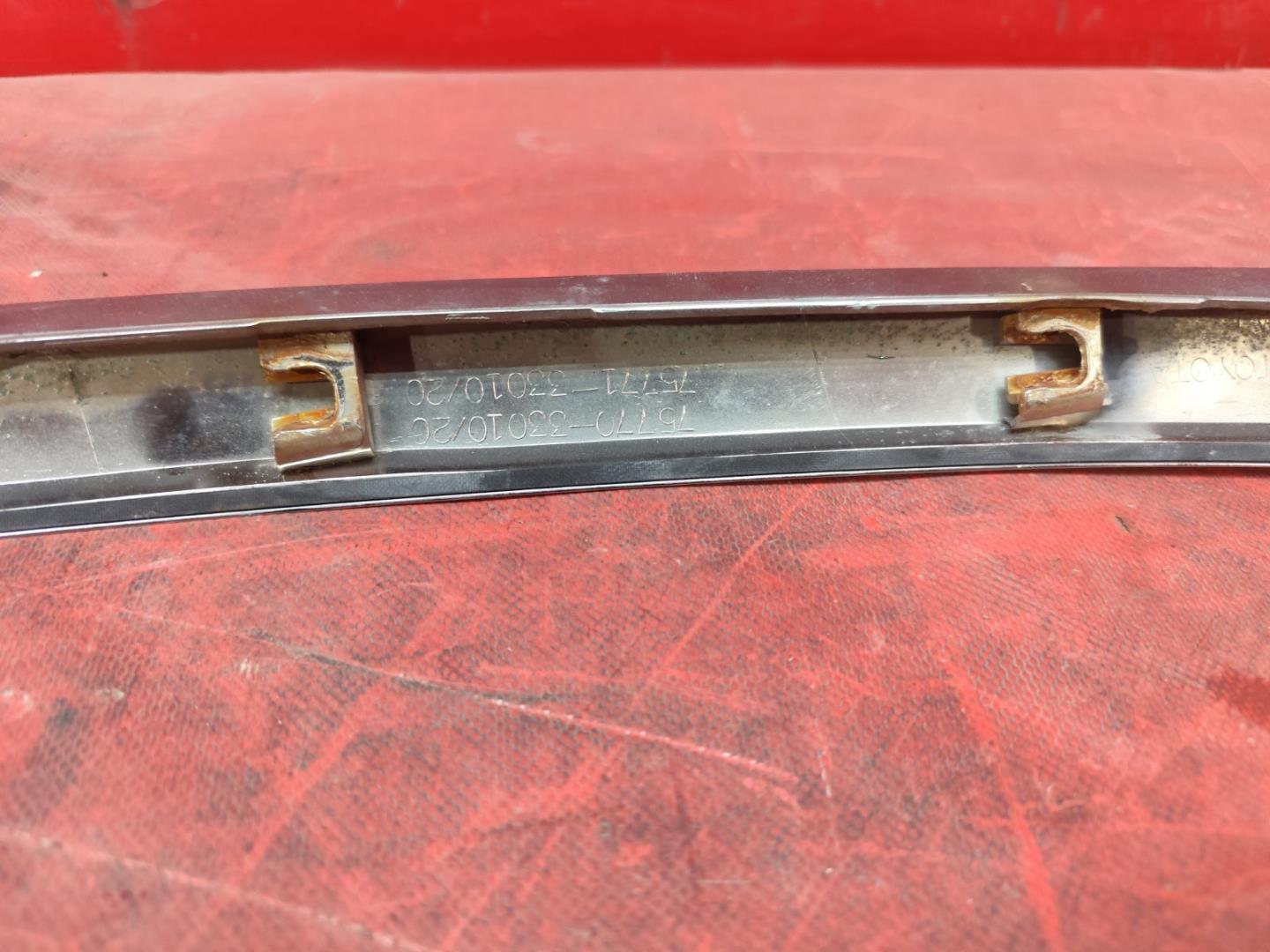 Накладка на капот